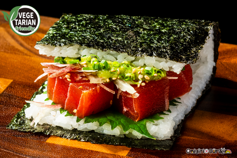 【ベジタリアン・フレンドリー】見た目も食感も、本物のマグロそっくり！？「漬けマグロ風！～香味アボカドソース」おにぎりバーガー｜OnigiriBurger 関西国際空港本店